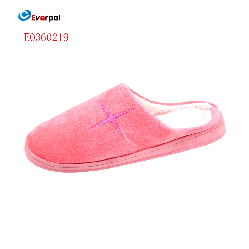 Fuzzy tsinelas kumpara sa mga regular na tsinelas: paggawa ng pagpipilian sa ginhawa