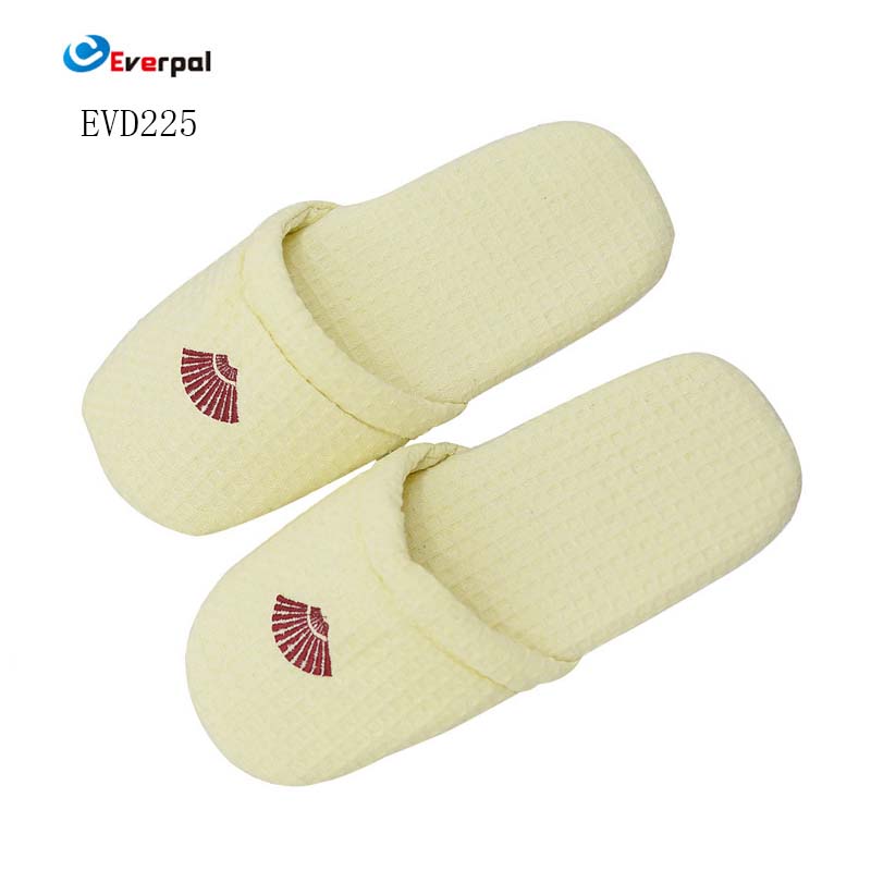 Ang mga tsinelas ng hotel ay komplimentaryong